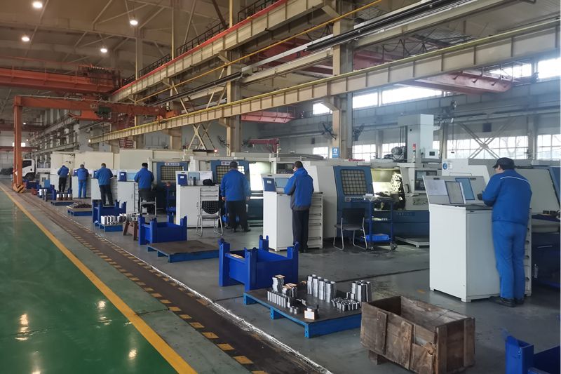 3、機(jī)加工車間數(shù)控車床班組全體員工早早進(jìn)入工作狀態(tài).jpg